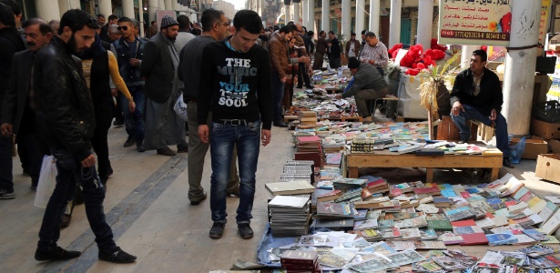 23jan2015---feira-de-livros-na-rua-al-mutanabi-no-centro-de-bagda-em-janeiro-militantes-do-estado-islamico-invadiram-a-biblioteca-central-de-mosul-no-norte-do-iraque-1424867783082_615x300